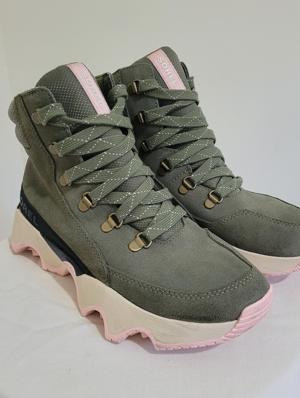 Sorel Women's Kinetic Impact Conquest Waterproof Suede Sneaker Boots 8 Green